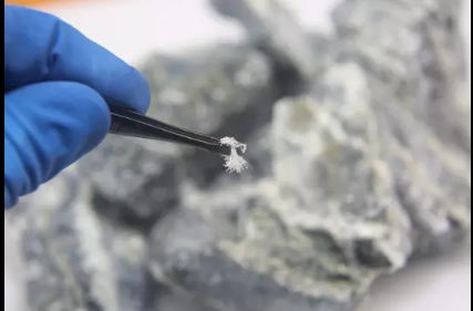 分析に使用する建材の代表試料を採取する様子